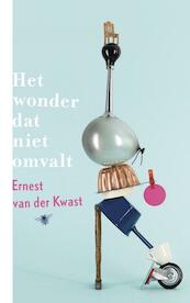 Het wonder dat niet omvalt - Ernest van der Kwast (ISBN 9789023498339)
